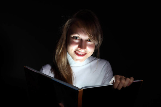 年輕女子讀魔法書
