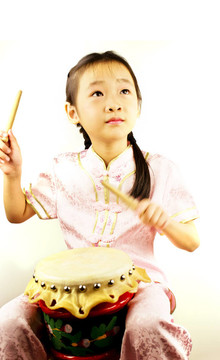 亞洲女孩打鼓
