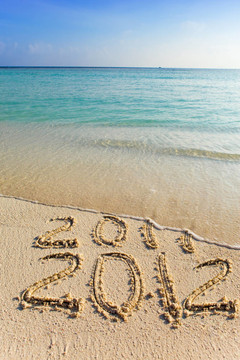 新的2012。海浪洗去銘文2011。