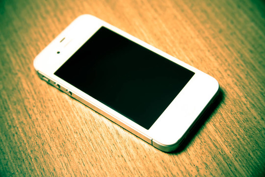 蘋果iPhone 4S的綠色和黃色