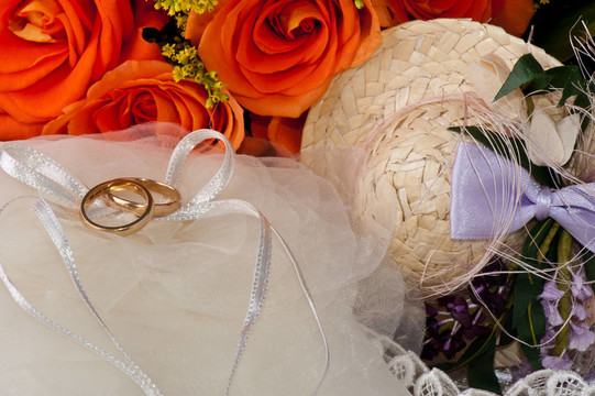 結(jié)婚禮物；結(jié)婚戒指和玫瑰花