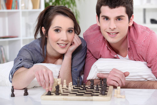 年輕人和年輕女子下棋