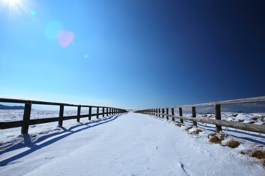 積雪的路上