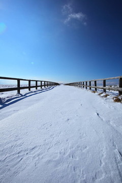 積雪的路上