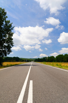空曠的鄉(xiāng)間道路