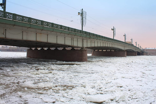 鑄造廠橋以上冷凍涅瓦河river.st彼得堡；俄羅斯。