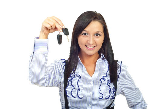 年輕女子抱著車鑰匙