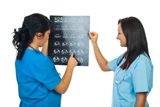 兩名醫(yī)生檢查女性MRI