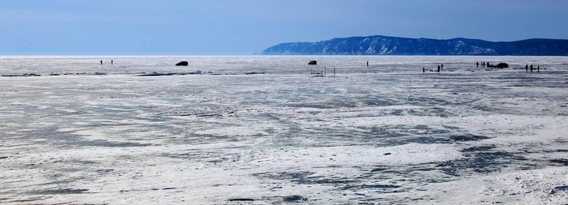 Frozen Lake Baikal。冬天。