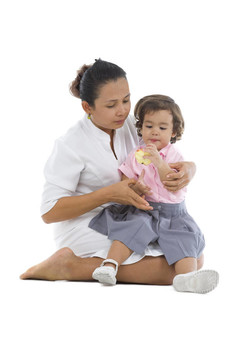 可愛(ài)的女兒吃蘋(píng)果的母親