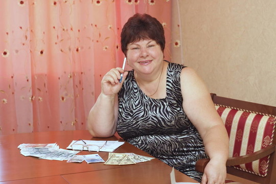 帶證件的老年婦女