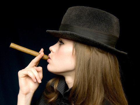 穿黑煙的女孩手里拿著一支香煙