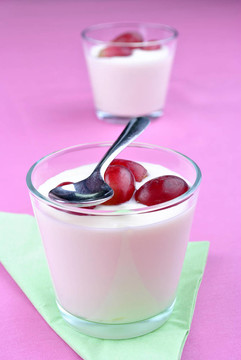 天然酸奶和汤匙中的有机葡萄