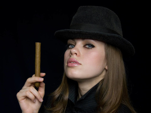 手里拿著香煙的女人