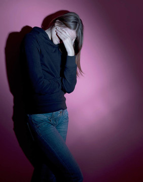 患有嚴重抑郁癥的年輕婦女