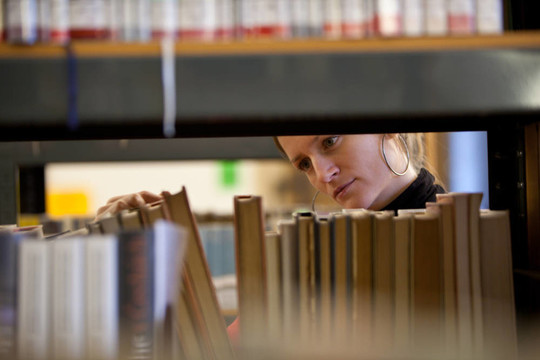 漂亮的女大學生在圖書館