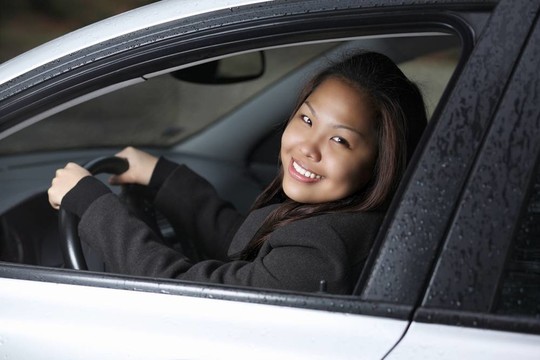 年輕女子開著她的新車。