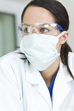 戴外科口罩的女醫(yī)生或科學家