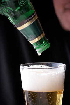 啤酒從瓶中倒入玻璃杯