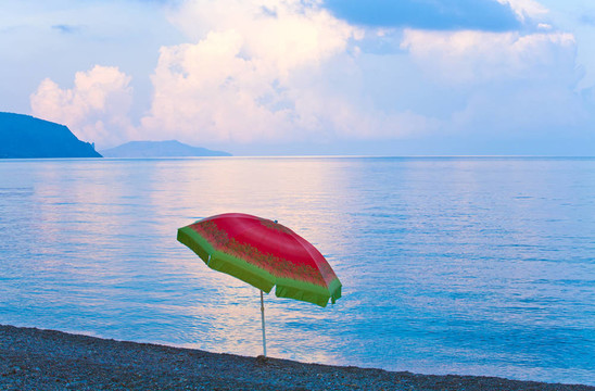 海灘上的日落和遮陽(yáng)