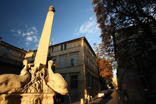 可愛(ài)的四只海豚噴泉（Fontaine DES QUATRE法國(guó)皇太子）在艾克斯；法國(guó)