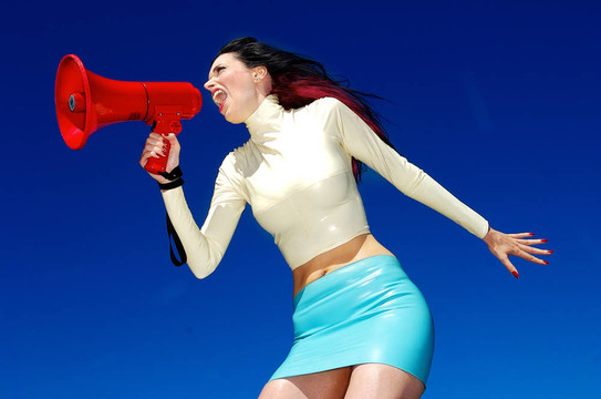 一張美麗的女人在一部巨型手機里大喊大叫的照片。