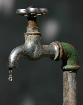 老式戶外水龍頭