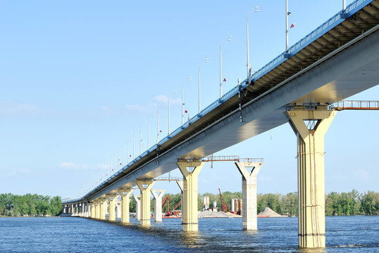 在伏爾加河大橋；俄羅斯