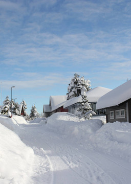 狹窄的冬日街道在白雪覆蓋的房屋之間