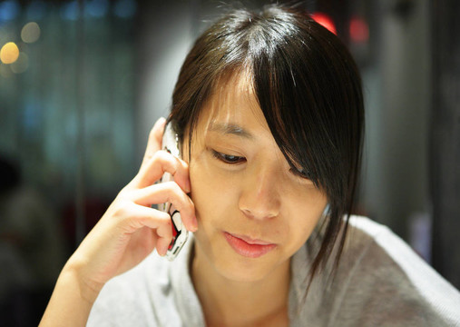 女人在餐廳里打電話