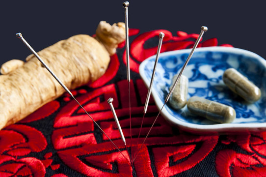 針灸針；人參根；中草藥丸