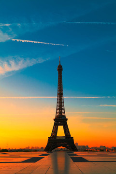 巴黎埃菲尔铁塔；