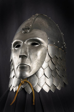 中世紀(jì)騎士盔甲。士兵對對手武器的金屬防護
