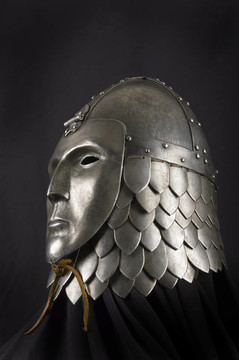 中世紀(jì)騎士盔甲。士兵對對手武器的金屬防護