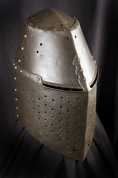 中世紀(jì)騎士盔甲。士兵對對手武器的金屬防護