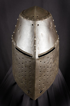 中世紀(jì)騎士盔甲。士兵對對手武器的金屬防護