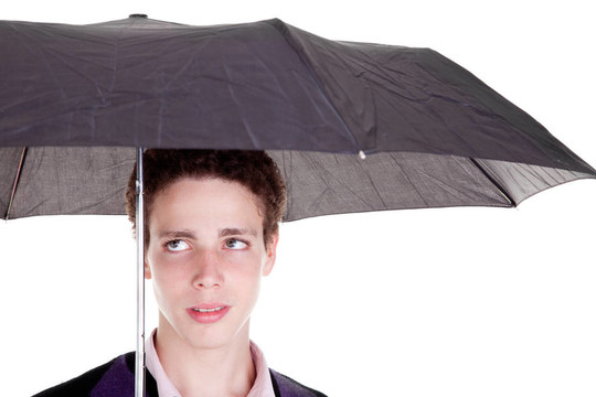 帶雨傘的小男孩；白色的；攝影棚