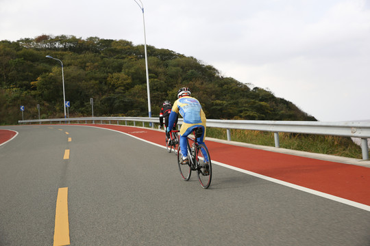 騎自行車