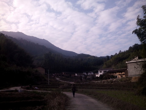 走在鄉(xiāng)間的小路上