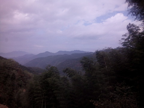 連綿的山