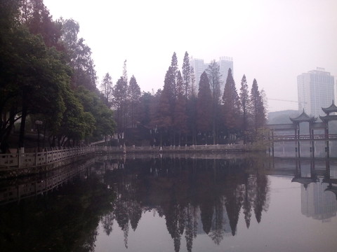 湖面倒影