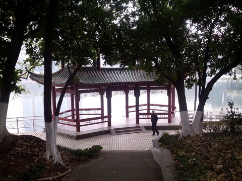 湖畔亭臺(tái)