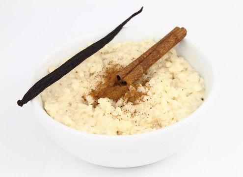 奶油米飯布丁在碗上