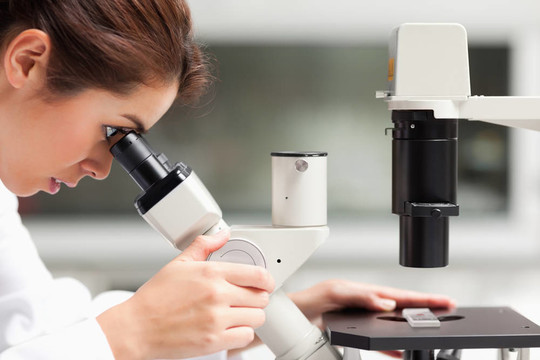 一位女理科学生在显微镜下的特写