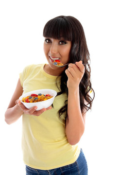 微笑的女人吃麥片早餐