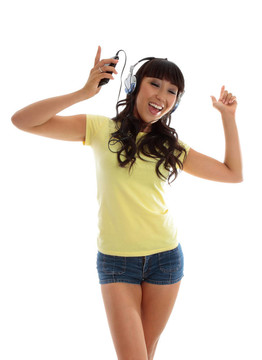 活潑的女孩聽音樂和跳舞