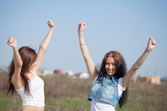 兩個(gè)幸福的女人