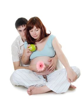 幸福懷孕夫婦孤立在白色