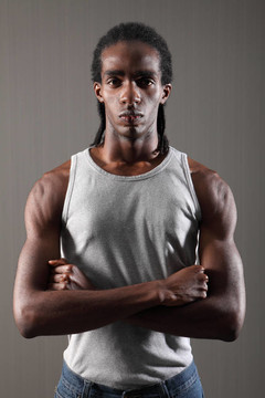 African American年輕男子的強(qiáng)硬肌肉