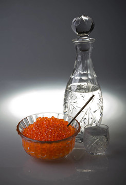 與紅魚子醬伏特加和能力Crystal Decanter